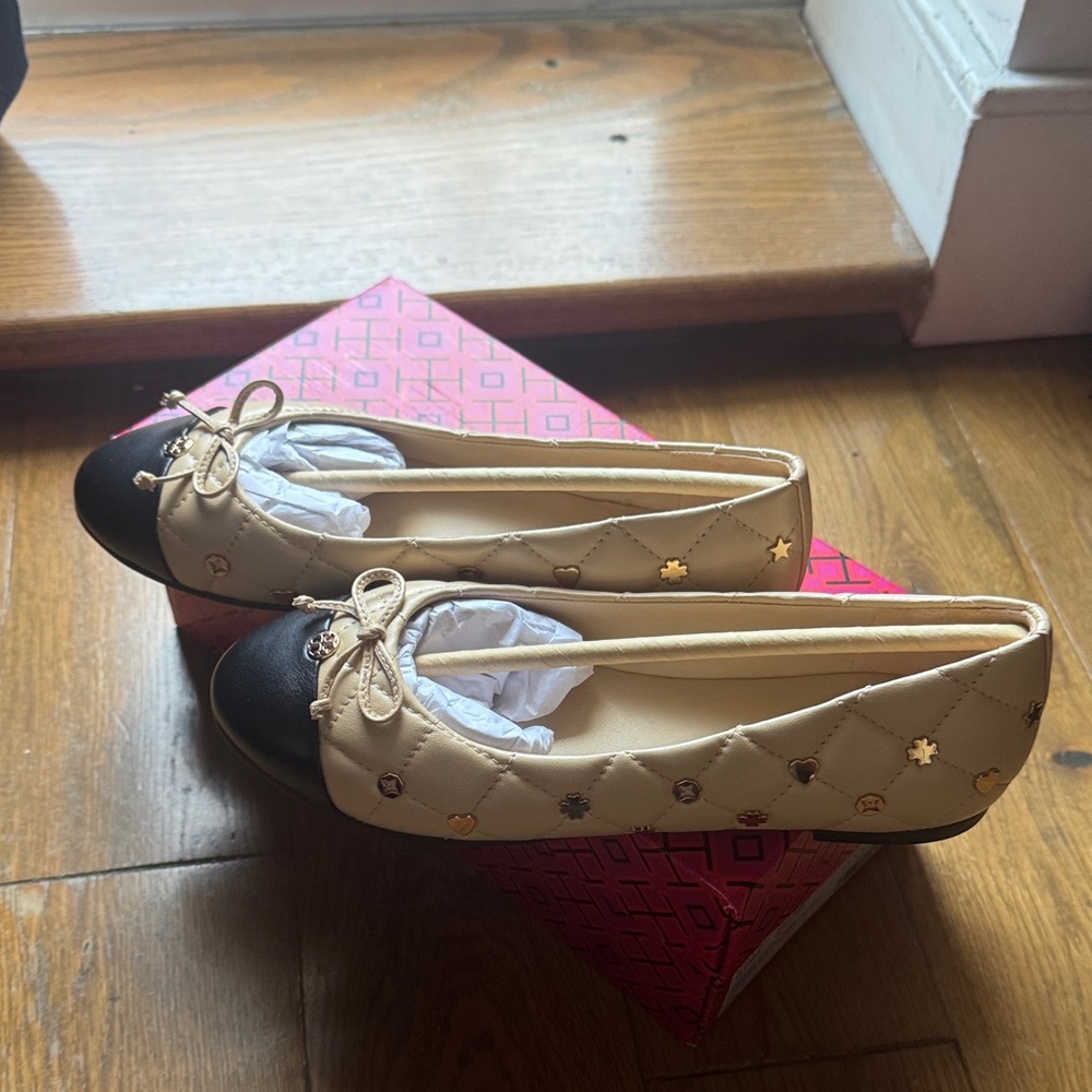Tory Burch Beige and Black Quilted Flats